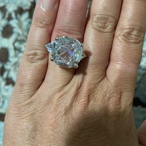 Stunning gorgeous sparkling ring